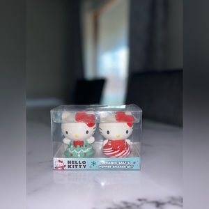 Hello Kitty salt and pepper shaker set